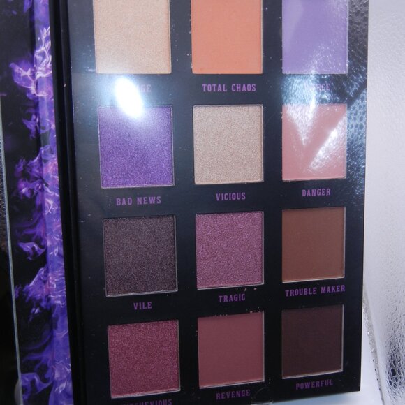 BD 2 for 24$ - NEW Hot Topic Disney Villains Eyeshadow palette - Picture 5 of 6